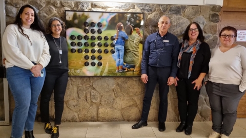 הצבת הלוח בגינוסר.jfif