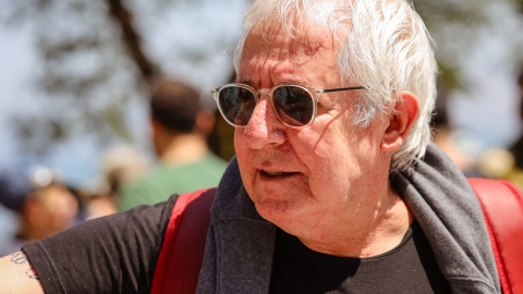 גידי גוב בהלווייתה של פולני צילום ארז ביטון.jpg
