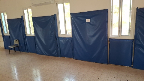 ריפוד הגנה לקיר אולם הספורט בנעמי שמר.jpeg
